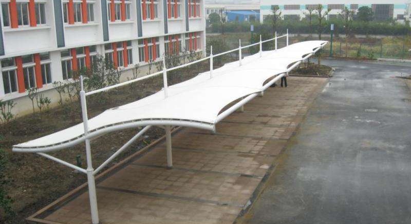 我公司承建的郑州东区外国语学校沙坑膜结构及车棚安装结束